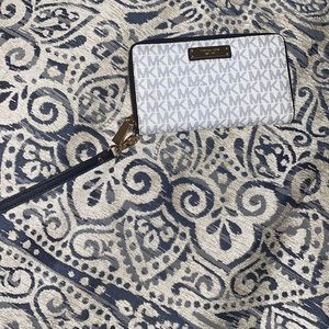 Michael Kors wristlet/wallet
